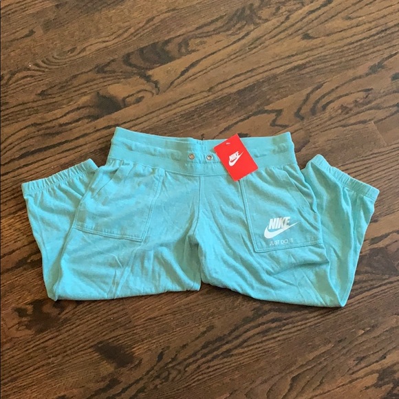 NWT Nike Capri Sweats with Pockets - Picture 3 of 5
